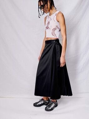 LVIR Black Wool Pleated Midi Skirt